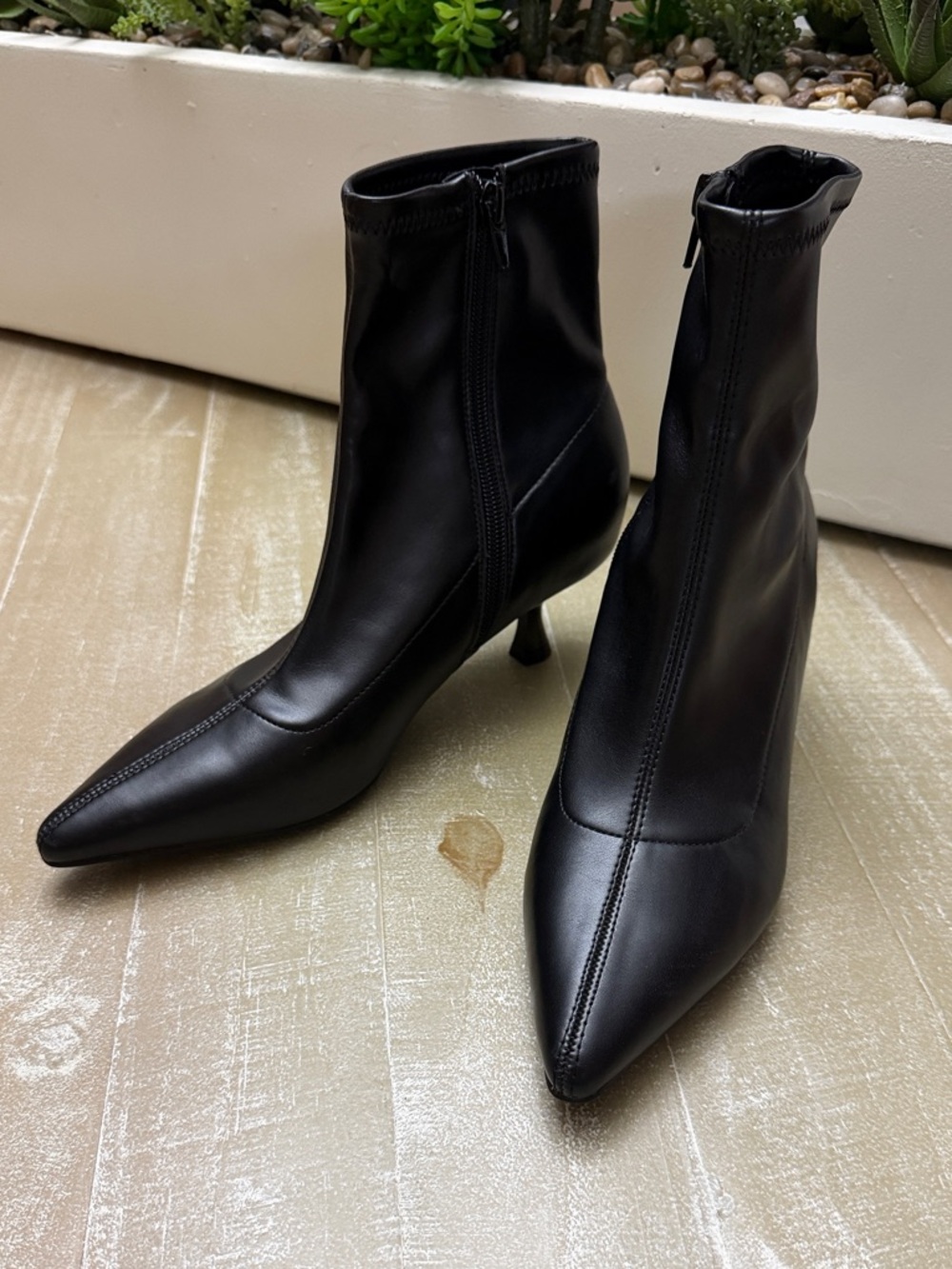 NWOT! Unisa Black Pointed Toe Ankle Boots Size 6 with Kitten Heels